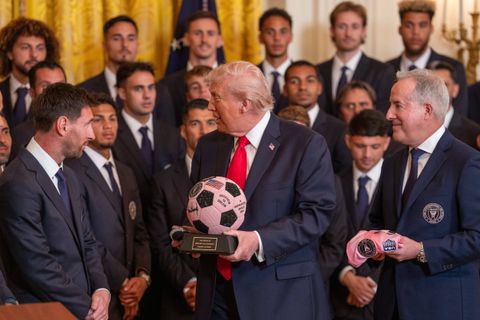 Σάλος με Μέσι: Ο Τραμπ μιλούσε για τον πόλεμο και ο Αργεντινός με τους συμπαίκτες του χειροκροτούσαν! (vid)