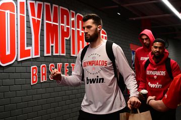 Η άφιξη της αποστολής του Ολυμπιακού στο ΣΕΦ για το ντέρμπι με τον Παναθηναϊκό (vid)