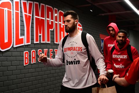 Η άφιξη της αποστολής του Ολυμπιακού στο ΣΕΦ για το ντέρμπι με τον Παναθηναϊκό (vid)