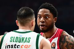 Εντασή και αψιμαχία μεταξύ Σλούκα και Τζόουνς (pics)