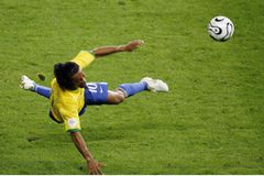 Ο γιος του Ροναλντίνιο είναι αριστεροπόδαρος, παίζει δεξί εξτρέμ και προσπαθεί να ντριπλάρει σαν τον μπαμπά του (vid)