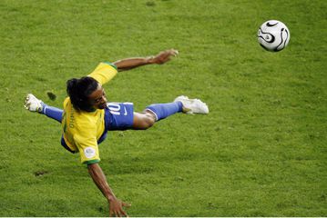 Ο γιος του Ροναλντίνιο είναι αριστεροπόδαρος, παίζει δεξί εξτρέμ και προσπαθεί να ντριπλάρει σαν τον μπαμπά του (vid)