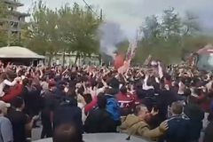 «Κάηκε» το Αλκαζάρ: Απίστευτη υποδοχή στην αποστολή της ΑΕΛ από τους... τρελαμένους οπαδούς (vids)