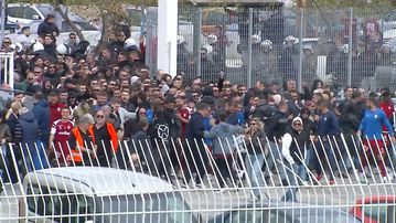 Σκαρφαλωμένοι στα κάγκελα οι παίκτες της ΑΕΛ - Ένα «κουβάρι» με τους οπαδούς τους