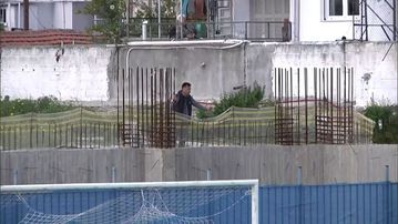 Ο προπονητής της Νίκης Βόλου παρακολουθεί το ματς από... οικόπεδο!