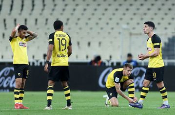 Η ΑΕΚ παραδίνεται στην αυτοκαταστροφή της και υποθηκεύει την επόμενη σεζόν