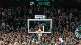 Το απόλυτο χάος στις κερκίδες της Zalgirio Arena μεταξύ οπαδών της Ζαλγκίρις!