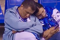 Επική στιγμή σε ματς στο Μεξικό: Ζευγάρι πήγε στο γήπεδο για έναν... υπνάκο (pic)