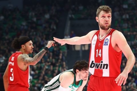 Ξεκάθαρος Βεζένκοφ: «Δεν κυνηγάω βραβεία — Θέλω τον τίτλο»