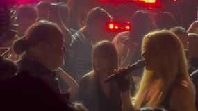 Το ντουέτο του Μάριου Ηλιόπουλου με τη Ζόζεφιν στα μπουζούκια, μετά τη νίκη της ΑΕΚ (vid)