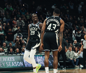 «Μαγική» στιγμή για την οικογένεια Αντετοκούνμπο στο NBA - O Άλεξ έδωσε μυθική πάσα για κάρφωμα στον Θανάση και ο Γιάννης πανηγύριζε (vid)