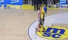 H... παρενόχληση της μασκότ της Φενέρμπαχτσε στους παίκτες του Ολυμπιακού (vid)