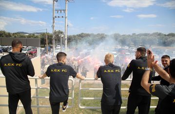 Οι οπαδοί της ΑΕΚ στα Σπάτα αποθέωσαν παίκτες κι Αλμέιδα (gallery)