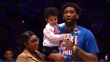 «Λύγισε» ο Εμπίντ στην ομιλία για το βραβείο του MVP με τον γιο του αγκαλιά (vid)