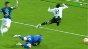 Απίθανη θεατρική πτήση του Ντικό, αντί για πέναλτι πήρε κίτρινη (vid)