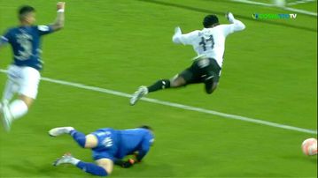 Απίθανη θεατρική πτήση του Ντικό, αντί για πέναλτι πήρε κίτρινη (vid)