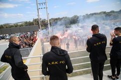 Ο κόσμος της ΑΕΚ πήγε στα Σπάτα αλλά έμαθε πρώτος πως δεν θα ταξιδέψει η αποστολή