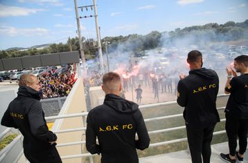 Ο κόσμος της ΑΕΚ πήγε στα Σπάτα αλλά έμαθε πρώτος πως δεν θα ταξιδέψει η αποστολή