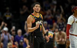 Η μεγαλειώδης εμφάνιση του Μπούκερ στο Game 3 κόντρα στους Νάγκετς (vid)