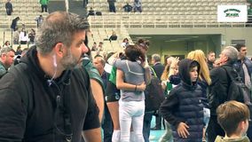 «Χάθηκε» μέσα στις αγκαλιές η συγκινημένη Ανθούλη