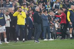 Θρύλος της Φενέρμπαχτσε ζητά την απόλυση του Μουρίνιο: «Είναι το κύριο πρόβλημα!»