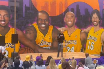 Οι Λέικερς γιόρτασαν την ομαδική τοιχογραφία τους και ο Τζαμπάρ ήταν εκεί! (vids)