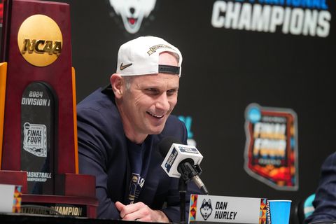 Ένας πρωταθλητής NCAA για τον πάγκο των Λέικερς: Ο Νταν Χάρλι ξαφνικά γίνεται η πρώτη επιλογή