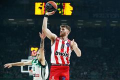 Dr Θωμάς και Mr Ουόκαπ: Πώς ο βιονικός γκαρντ του Ολυμπιακού μεταμορφώθηκε σε «κτήνος» και υπέγραψε το break στο ΟΑΚΑ (vids)