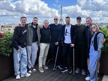 Ο Τζόκοβιτς με πατερίτσες: «Είμαι στην ευχάριστη θέση να ανακοινώσω ότι η εγχείρησή μου πήγε καλά»