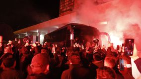 Ολυμπιακός: Θρυλική υποδοχή σε ομάδα, Μπαρτζώκα και Αγγελόπουλους (vid)