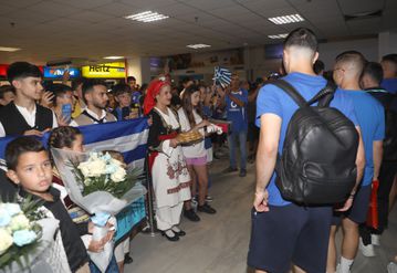 Η άφιξη της Εθνικής στην Κρήτη και η θερμή υποδοχή από τον κόσμο