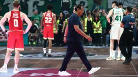 Εργκίν Αταμάν: Η στιγμή της αποβολής του από το παρκέ του ΟΑΚΑ - Η μπηχτή του Λεπενιώτη (vid)