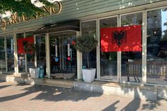 Ποδοσφαιρικός πυρετός στα Τίρανα: Η πρωτεύουσα της Αλβανίας στολισμένη με σημαίες ενόψει της αναμέτρησης με τη Σερβία (pics)