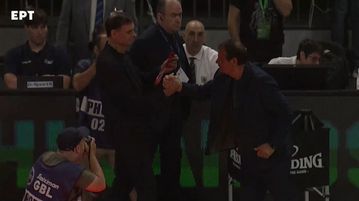 O Αταμάν αρνήθηκε να πάρει το λάβαρο του Ολυμπιακού αφήνοντας με την απορία τον Μπαρτζώκα (vid)