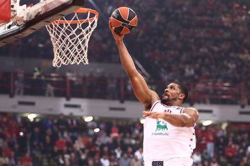 O Κάιλ Xάινς συνεχίζει στο Μιλάνο για έναν ακόμη χρόνο (vid)