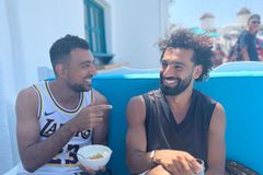 Χασάν και Σαλάχ κάνουν διακοπές στη Μύκονο και οι οπαδοί του Ολυμπιακού «ξεσάλωσαν» στα σχόλια: «Φέρε τον Μο στον θρύλο»