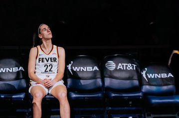 Η Κέιτλιν Κλαρκ συνεχίζει να γράφει ιστορία: Η πρώτη rookie στο WNBA που σημειώνει triple double!