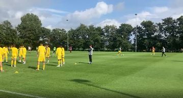 Το ζέσταμα των παικτών της ΑΕΚ πριν το φιλικό με την Μπέερσχοτ