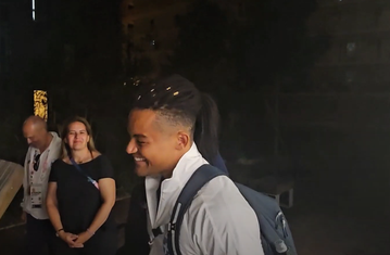 Γνώρισε την αποθέωση στο Ολυμπιακό Χωριό ο Καραλής: «Πρώτη φορά κλαίω από χαρά» (vids)