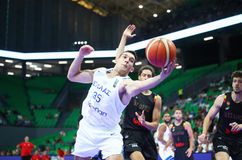 Αποχώρησε υποβασταζόμενος ο Ζούγρης λίγο πριν το ημίχρονο (vid)