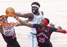 Οι Σέλτικς υπέγραψαν τον Κρις Μπουσέρ, αντάλλαξαν τον Τζόρτζ Νιάνγκ