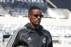 Ο Ίσακ προπονήθηκε μόνος του και δεν ακολούθησε στο δείπνο των παικτών της Νιούκαστλ