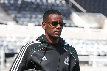 Ο Ίσακ προπονήθηκε μόνος του και δεν ακολούθησε στο δείπνο των παικτών της Νιούκαστλ