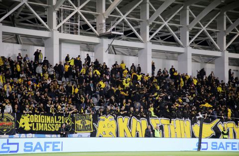 Αποθέωση στην αποστολή της ΑΕΚ και τρέλα για ένα εισιτήριο από τους οπαδούς στην Κύπρο