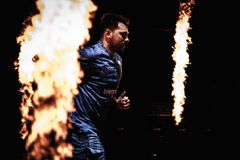 Λατρεία ροκ σταρ, «Λούκα, Λούκα» και οργή για τους διαιτητές: Πώς έζησε η Μανίλα το «φαινόμενο Ντόντσιτς»