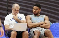 Ο Γιάννης παρακουλούθησε βίντεο και έκανε... μαθήματα με τον Καλαβρό (vid)