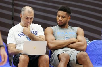 Ο Γιάννης παρακουλούθησε βίντεο και έκανε... μαθήματα με τον Καλαβρό (vid)