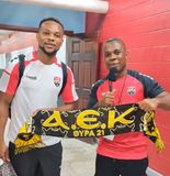 Ο Λιβάι Γκαρσία πόζαρε με κασκόλ της ΑΕΚ (vid)