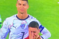 Πιτσιρικάς ξέσπασε σε κλάματα συνοδεύοντάς τον Κριστιάνο Ρονάλντο στο γήπεδο (vid)