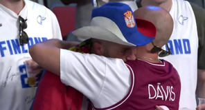 Συγκινητική στιγμή: Φινλανδοί και Λετονοί παρηγορούν δακρυσμένο Σέρβο φίλαθλο